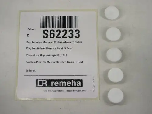 Weiße Platten auf hellem Untergrund, daneben ein Etikett mit Artikelnummer S62233 von Remeha. Das Etikett beschreibt Stopfen für Lufteinlass-Messpunkte.